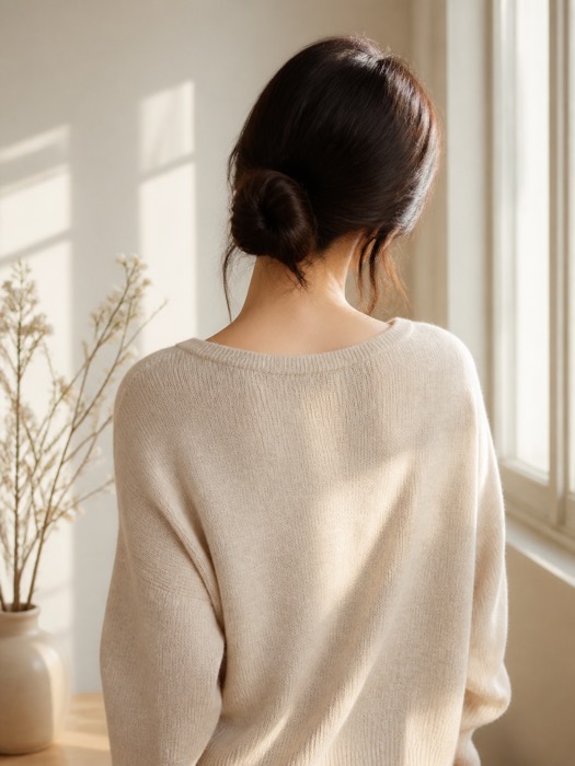 아침 햇빛이 드는 창가의 인물