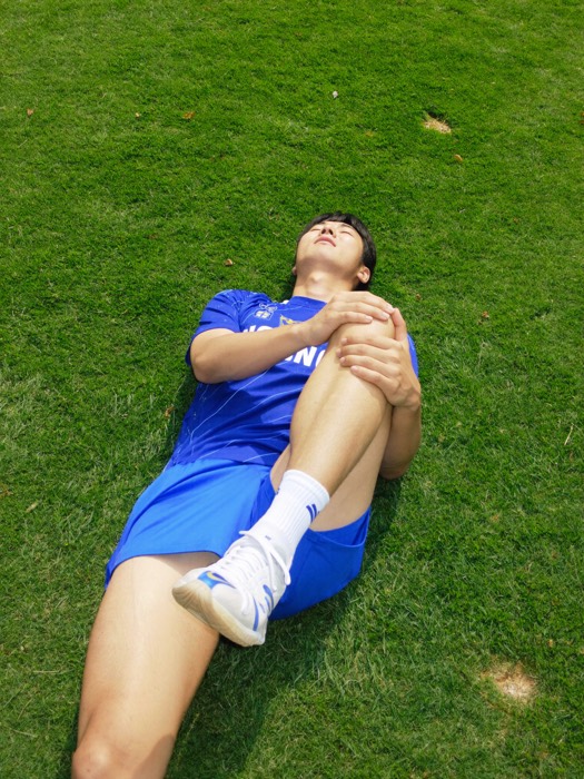 운동 중 무릎을 다친 선수