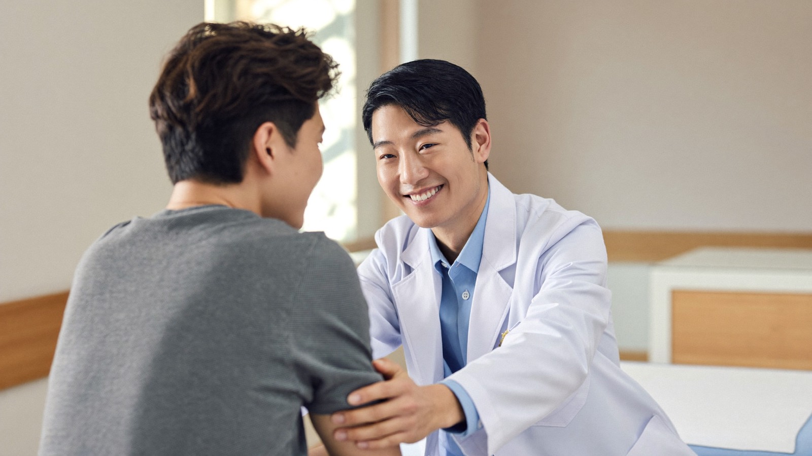 재활의학과 전문의가 환자의 어깨를 진찰하는 모습