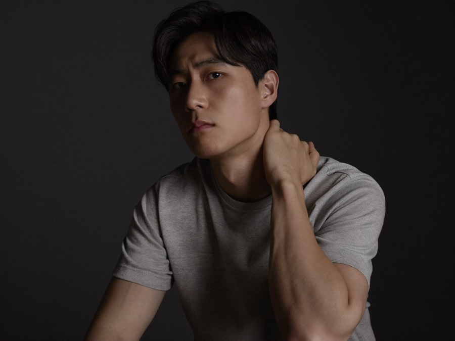 목 통증으로 목을 짚고 있는 남성
